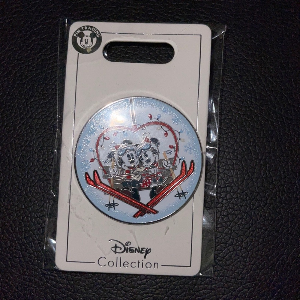 New Disney holiday pin